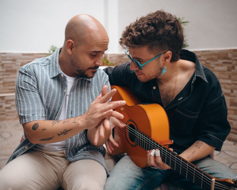 Los dos músicos de PREVARIKE comentando un pasaje con la guitarra