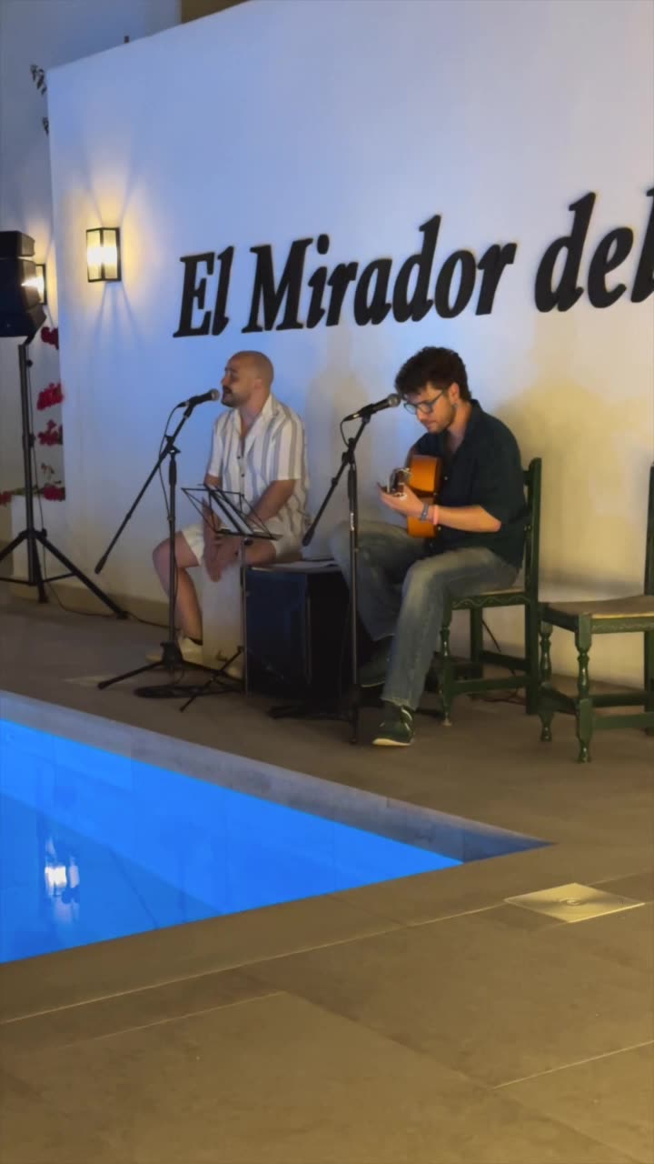 PREVARIKE tocando en directo junto a la piscina de El Mirador del Valle