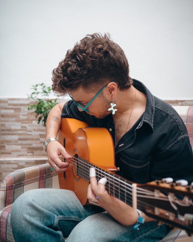 Músico de PREVARIKE tocando la guitarra española